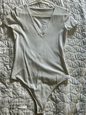 Abercrombie White V-Neck Short Sleeve Bodysuit